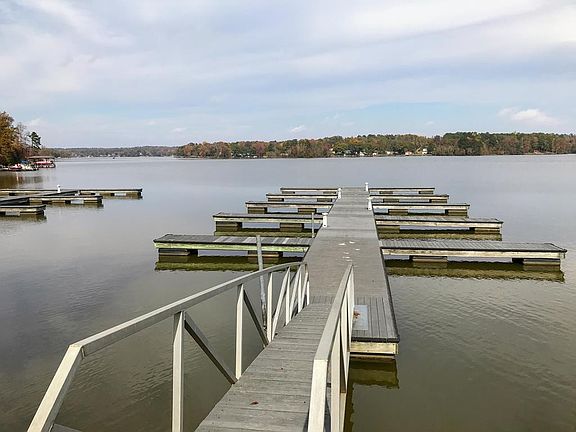 4th image of 939 Eagles Harbor Dr