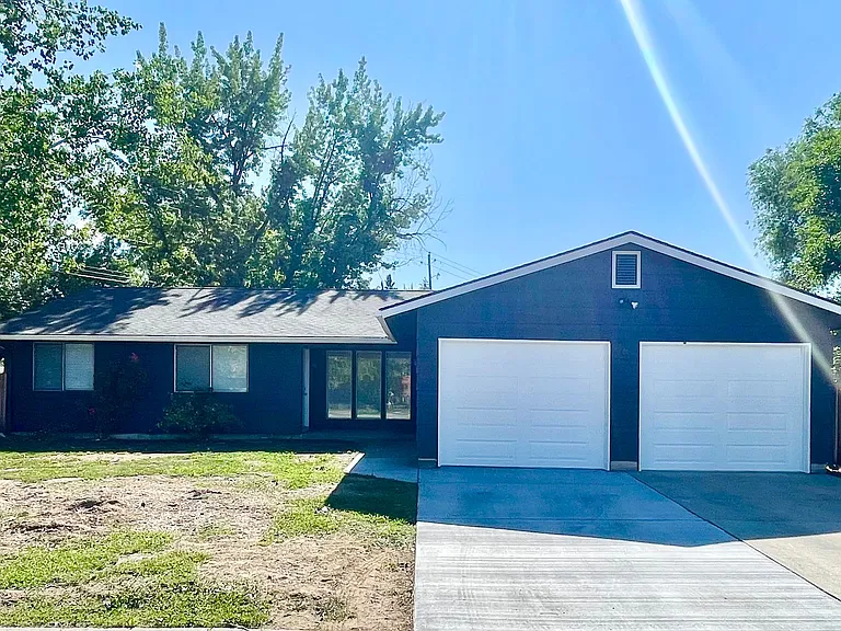 2910 & 2912 S Holden Ave — Photo 1