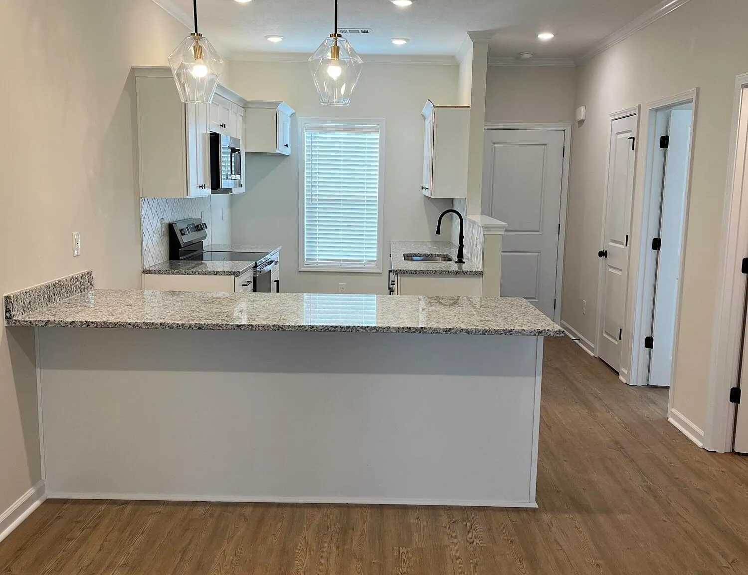 3 bed, 2.0 bath, 1284 sqft, $1,650 — Photo 2