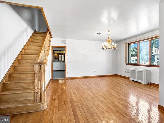 4th image of 8303 Algon Ave