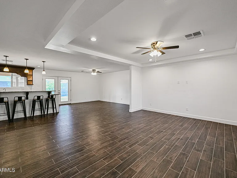 2914 E Michelle Dr — Photo 2