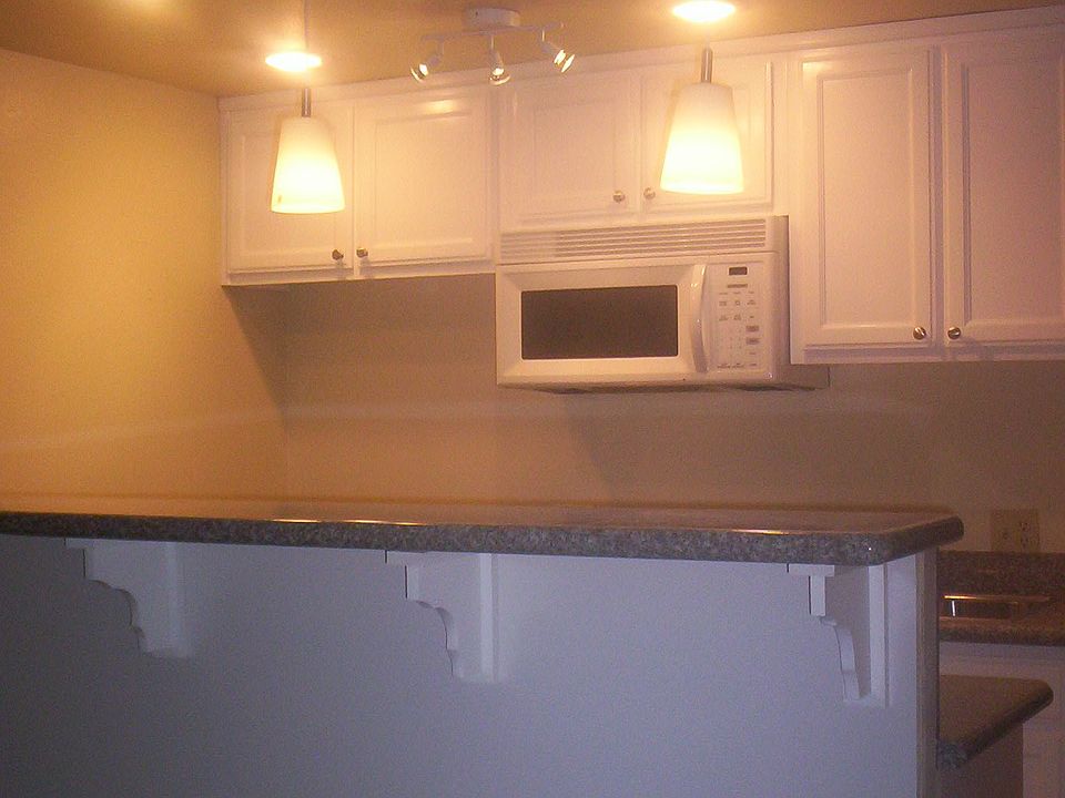 1st image of 225 W 6th St APT 215