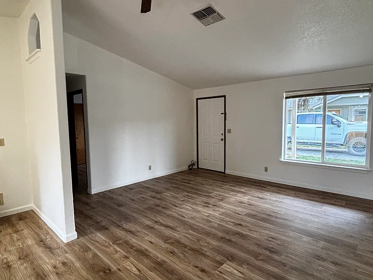 1129 SW Central Ave — Photo 3