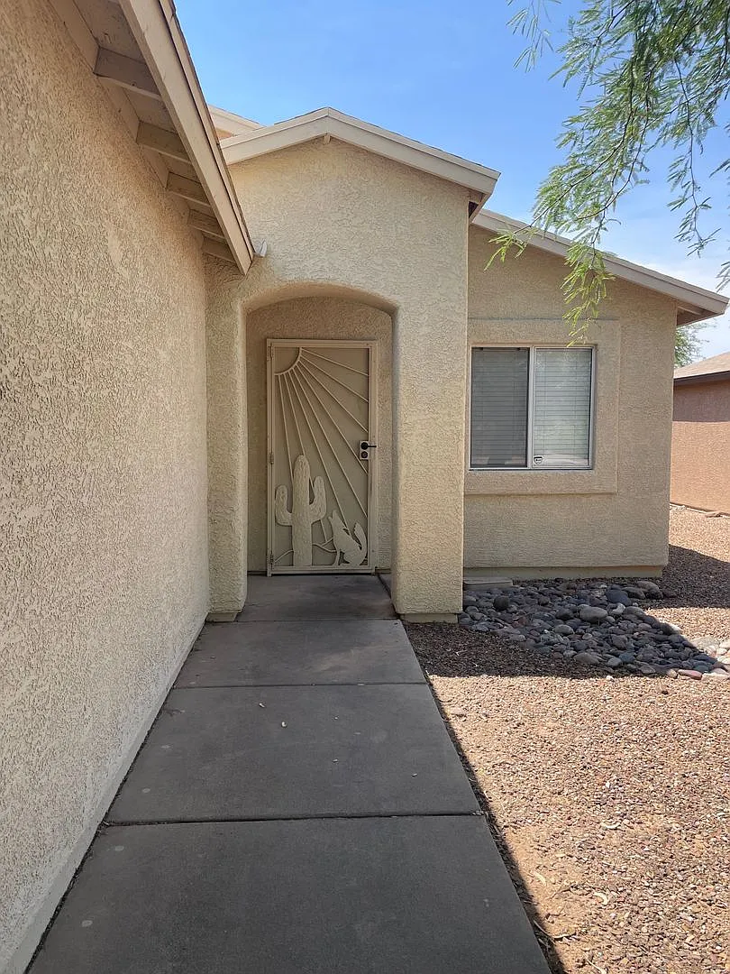 Comfortable 3-Bedroom Home with 2-Car Garage — Photo 1