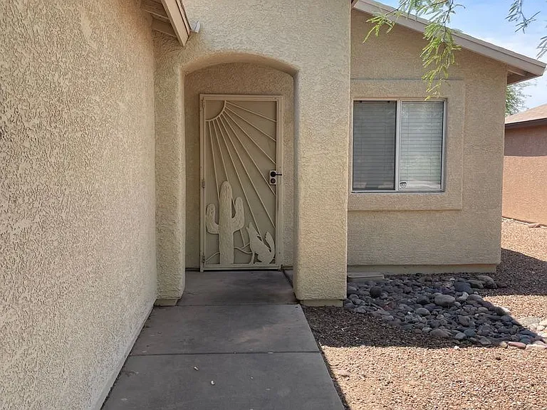 114 E Medina Rd — Photo 2