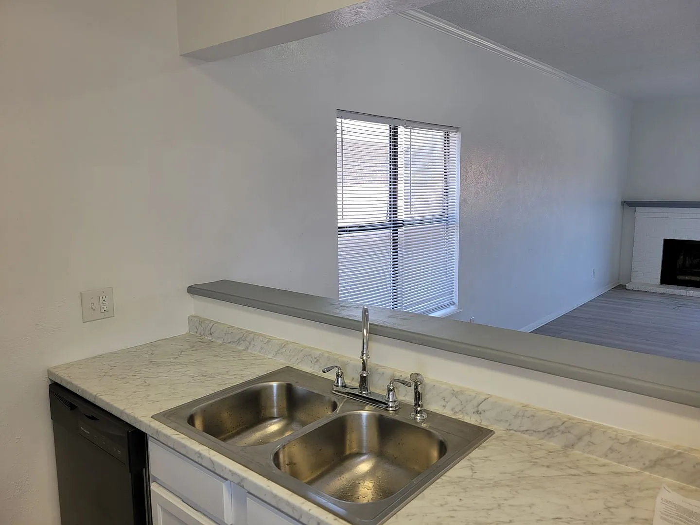 Luxury Large Unit In East Clovis All New Interior — Photo 1