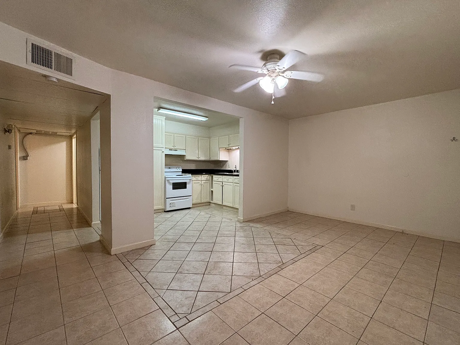 222 E Phillips Rd — Photo 2