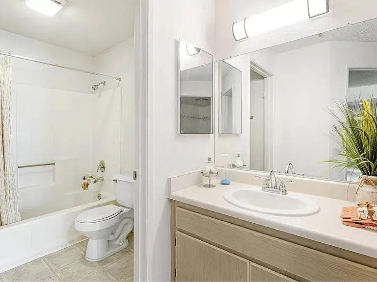 La Regencia Apartments — Photo 31
