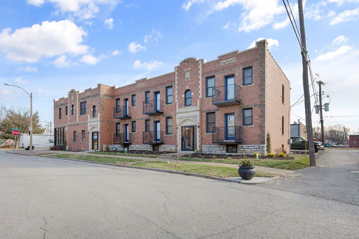 Building Photo - 6010 Southwest Ave #2E
