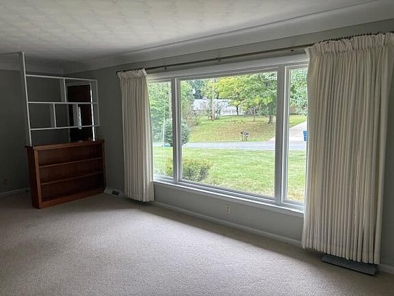 4th image of 1650 W G Ave