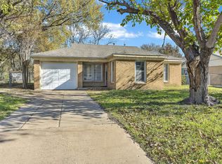 908 Yale St, River Oaks, TX 76114