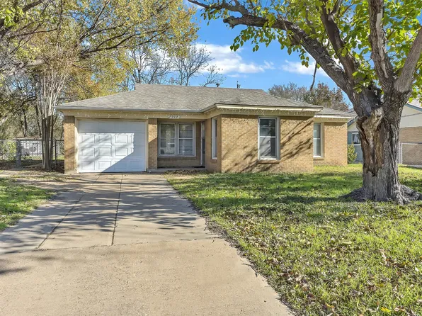 908 Yale St, River Oaks, TX 76114
