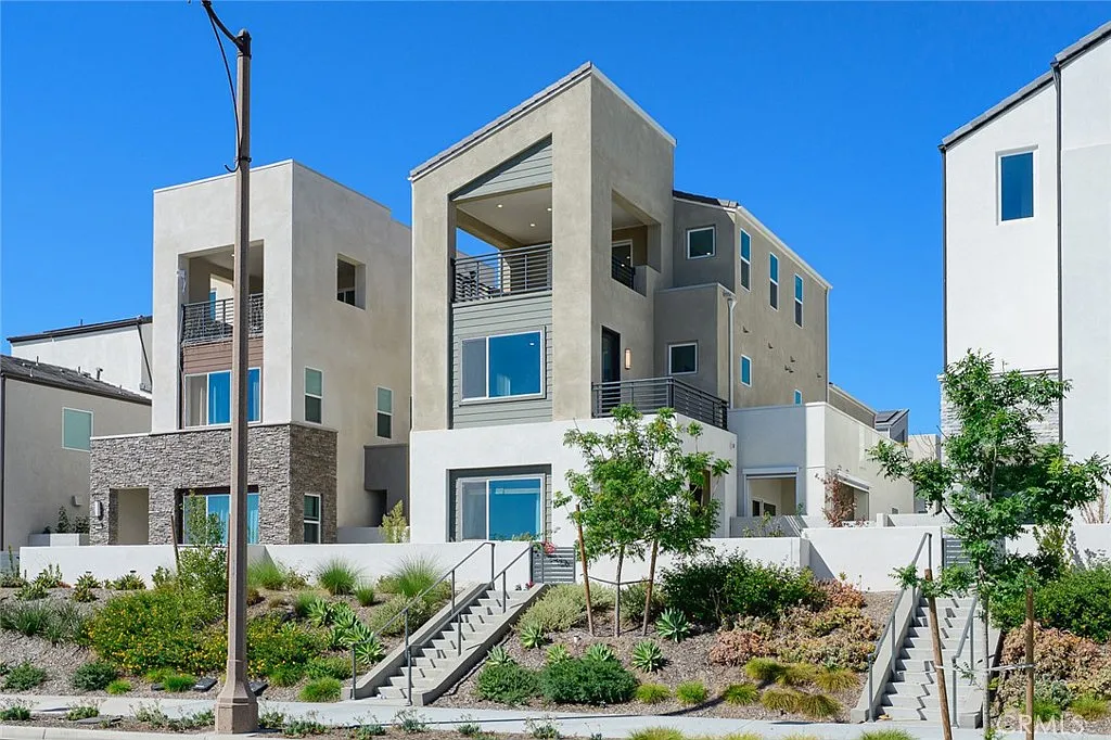 5 bed, 4.5 bath, 2891 sqft, $6,950 — Photo 2