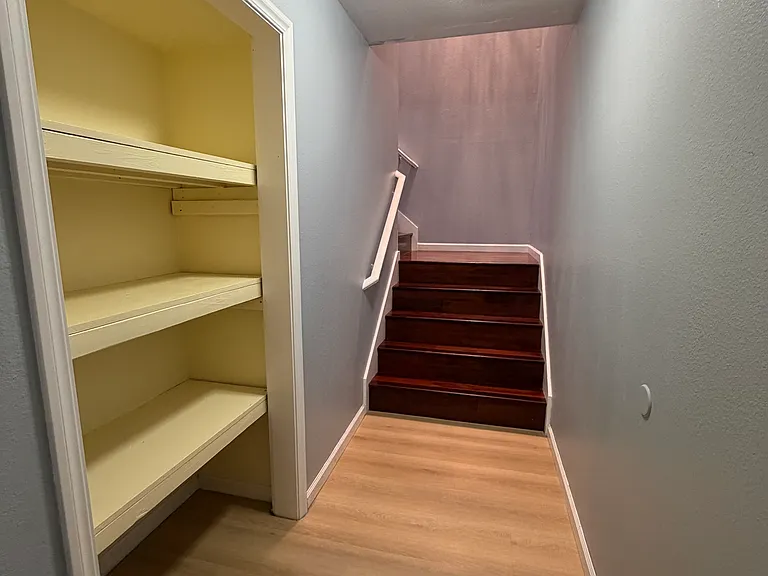 426 Wyandotte Ave — Photo 3