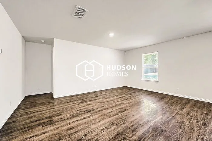 3 bed, 2.0 bath, 1298 sqft, $1,499 — Photo 3