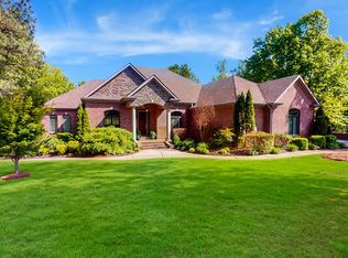 221 Singing River Dr, Muscle Shoals, AL 35661