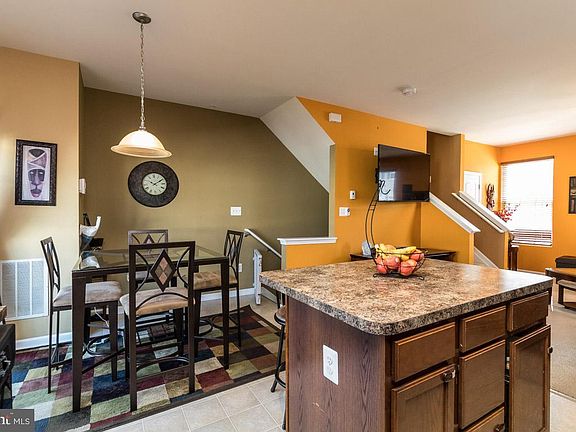 5th image of 818 Croggan Cres