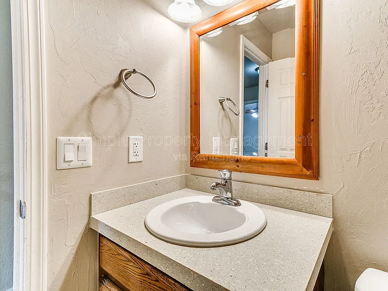 10607 N Macarthur Blvd — Photo 22
