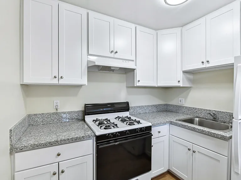 ROCKINGHAM APARTMENTS — Photo 11