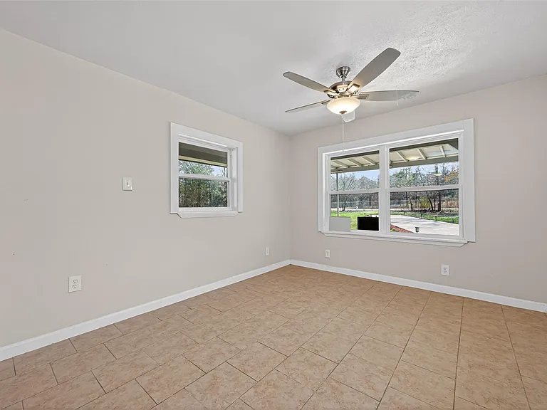 140 Marie St — Photo 17