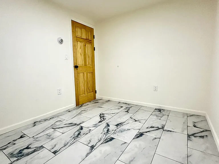 290 Davis Ave — Photo 4