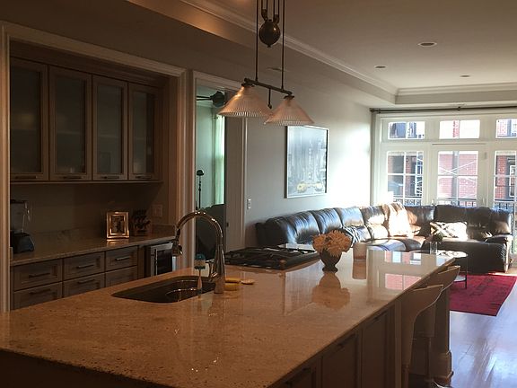 4th image of 2221 W Belmont Ave #403
