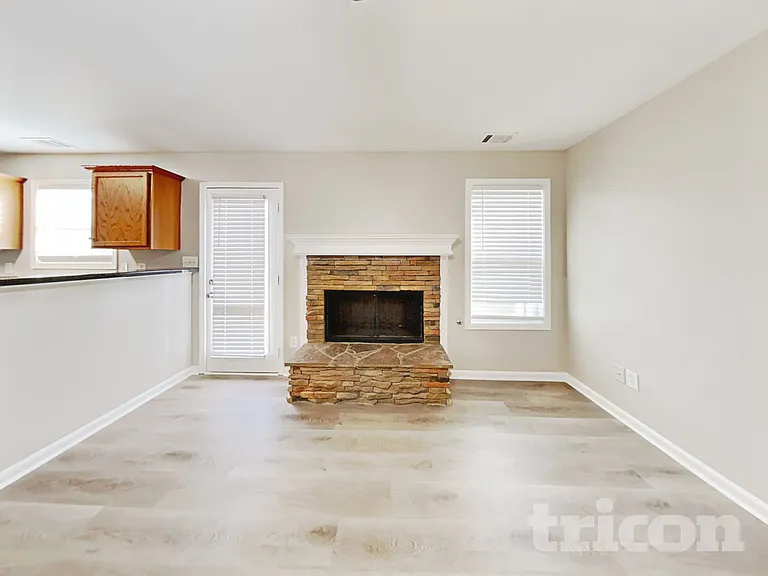 209 Arbor Dr — Photo 3