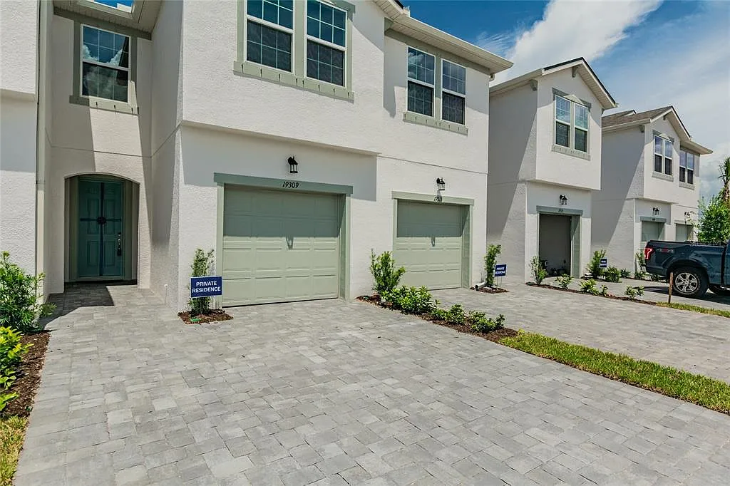 3 bed, 2.5 bath, 1667 sqft, $2,500 — Photo 1