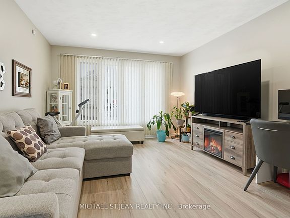 3rd image of 19B Dundas St W