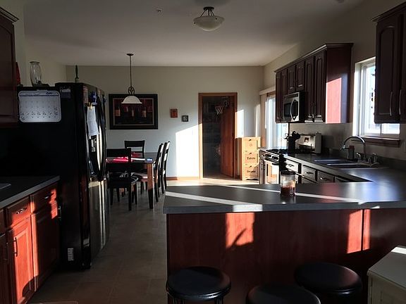 4th image of 650 Lewis St