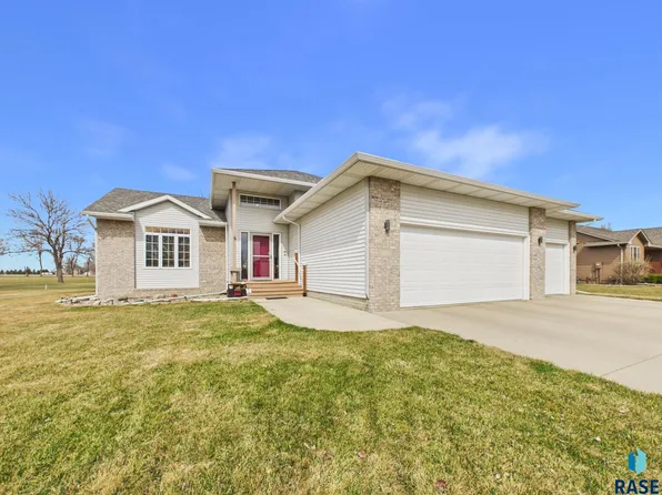 606 Par Tee Dr, Hartford, SD 57033