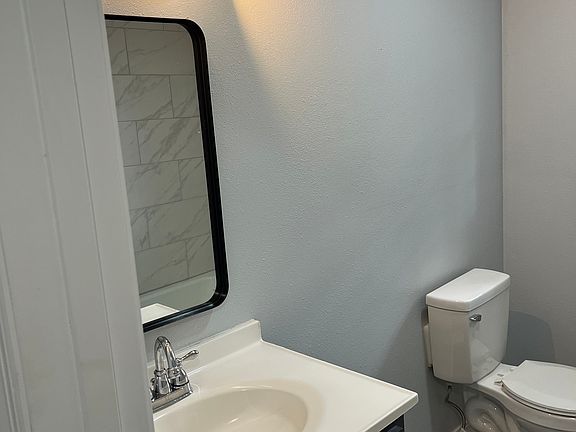 4th image of 810 W Barnett St