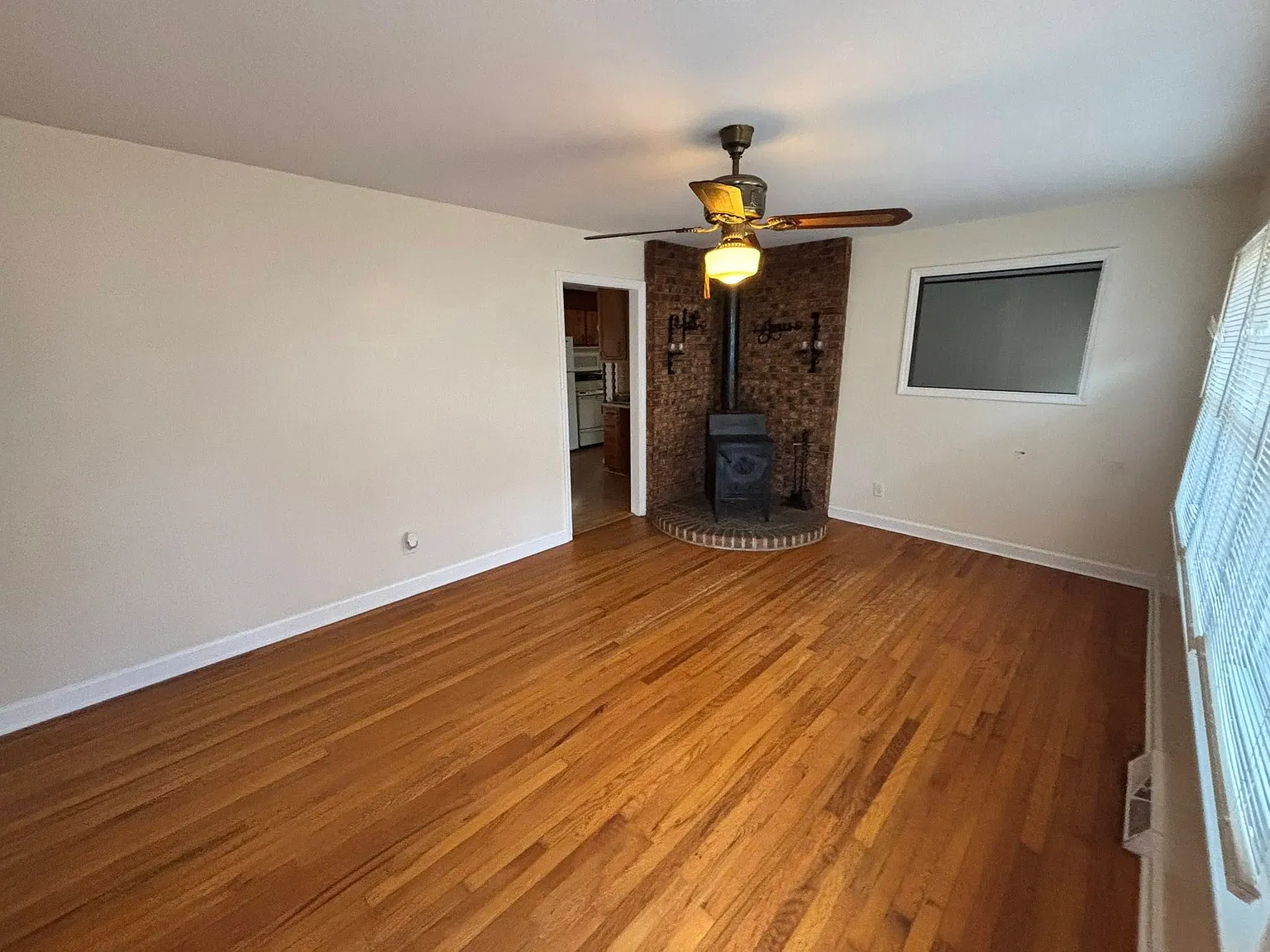 3 bed, 1160 sqft, $1,300 — Photo 3