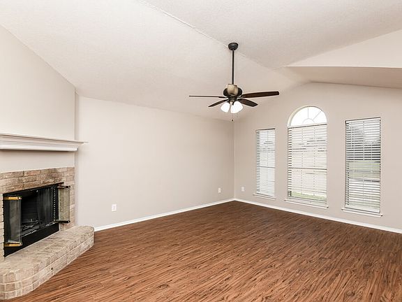 3rd image of 415 Faircrest Dr