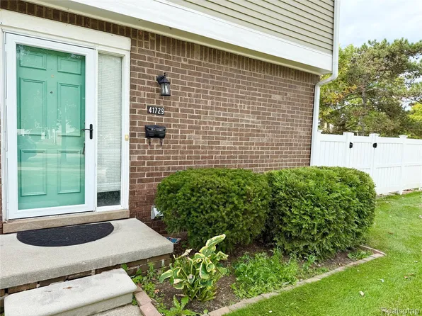 41729 Broquet Dr, Northville, MI 48167