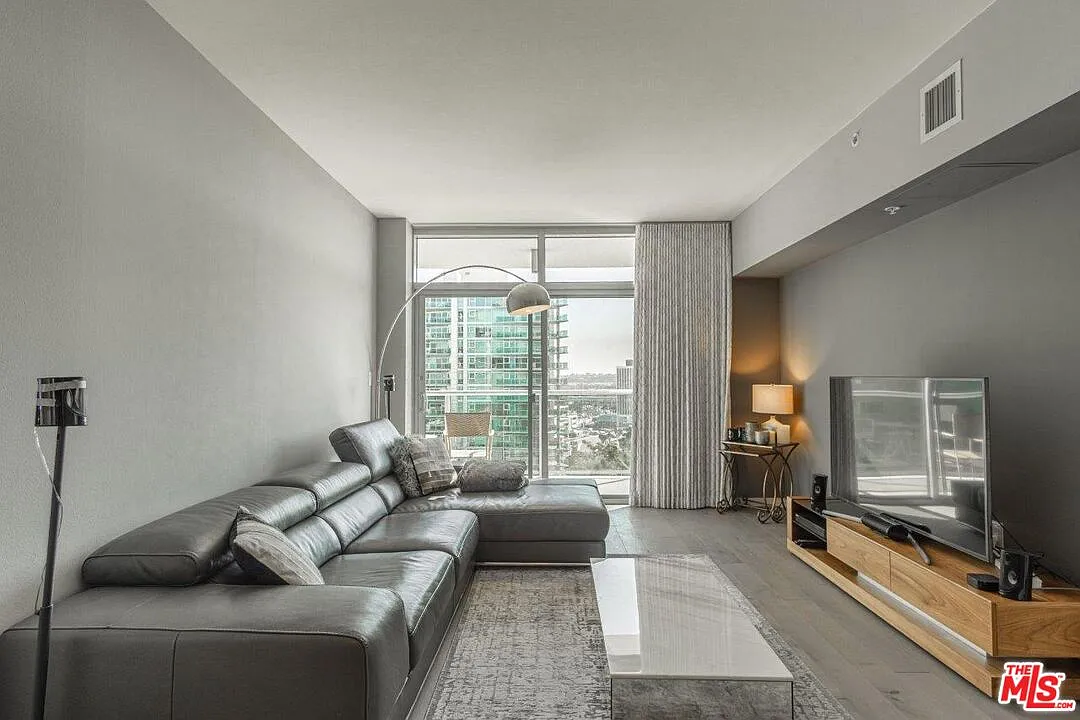 2 bed, 2.5 bath, 1434 sqft, $7,500 — Photo 2