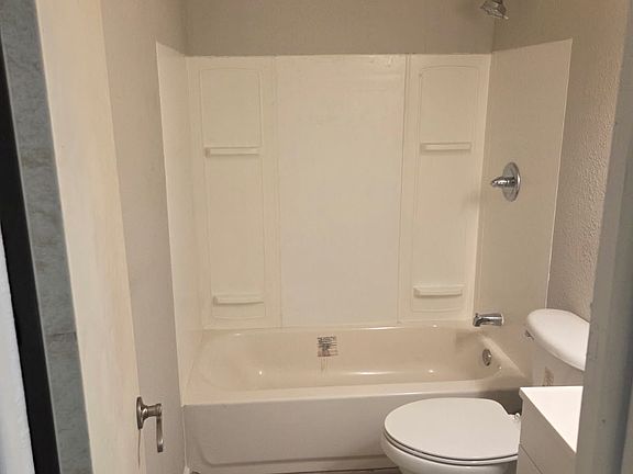 5th image of 812 W 9th St