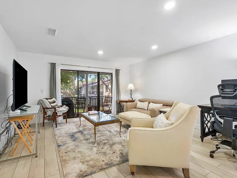 8436 Cypress Ln #7H — Photo 10
