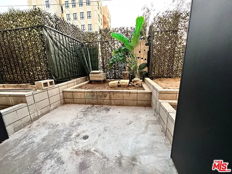 1038 S Mariposa Ave #101 — Photo 30
