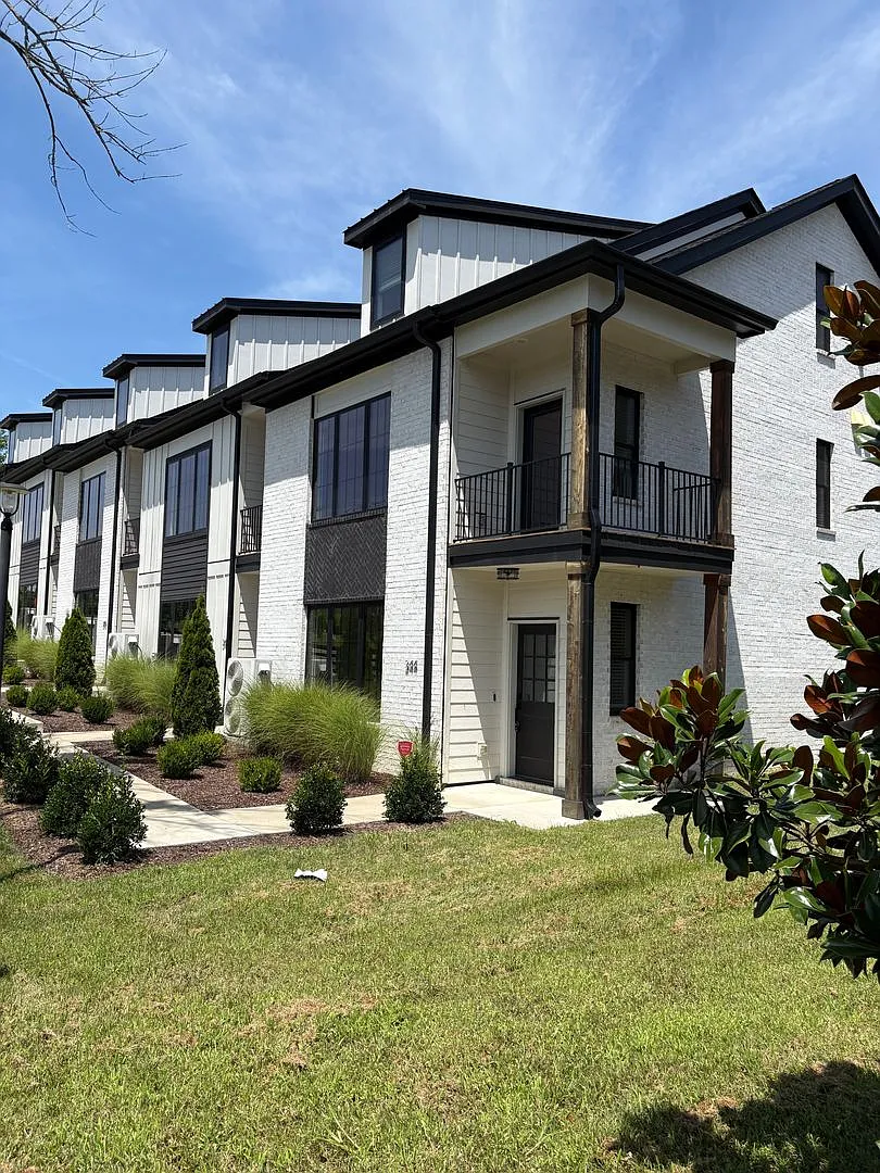 Gorgeous Brick 3 bed/3 bath Rental Available! — Photo 1