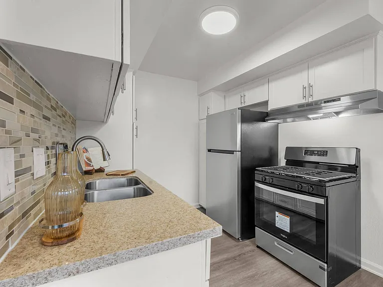 Sunset Square Apartments — Photo 10