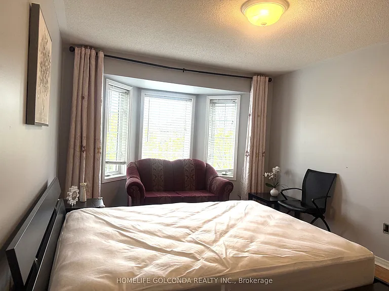 74 Rideau Dr — Photo 8