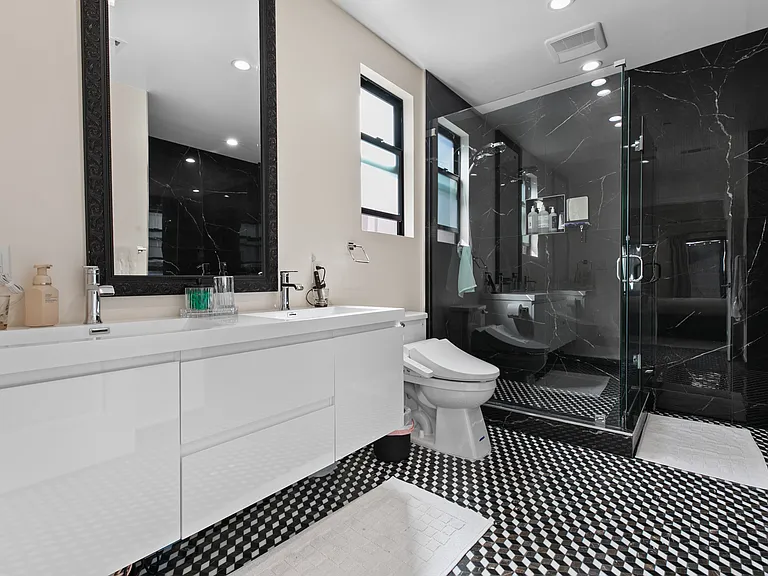 2101 E Glenoaks Blvd — Photo 30