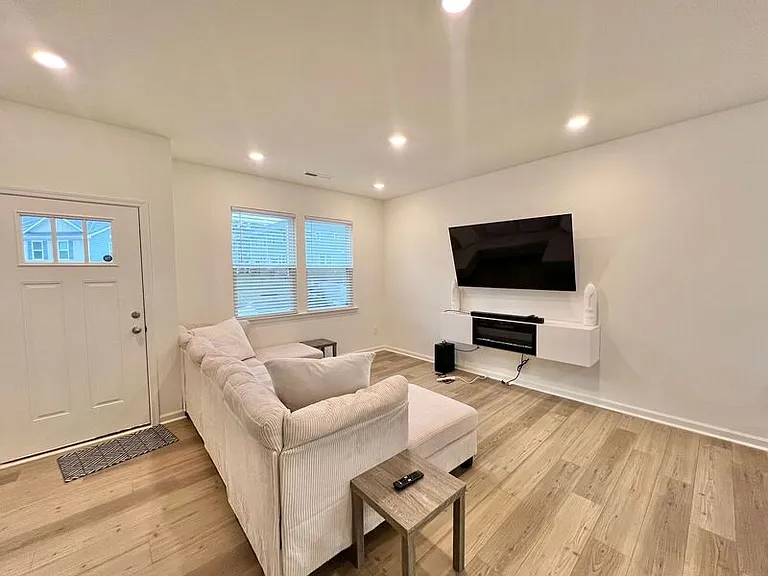 3096 Spline Cir — Photo 2
