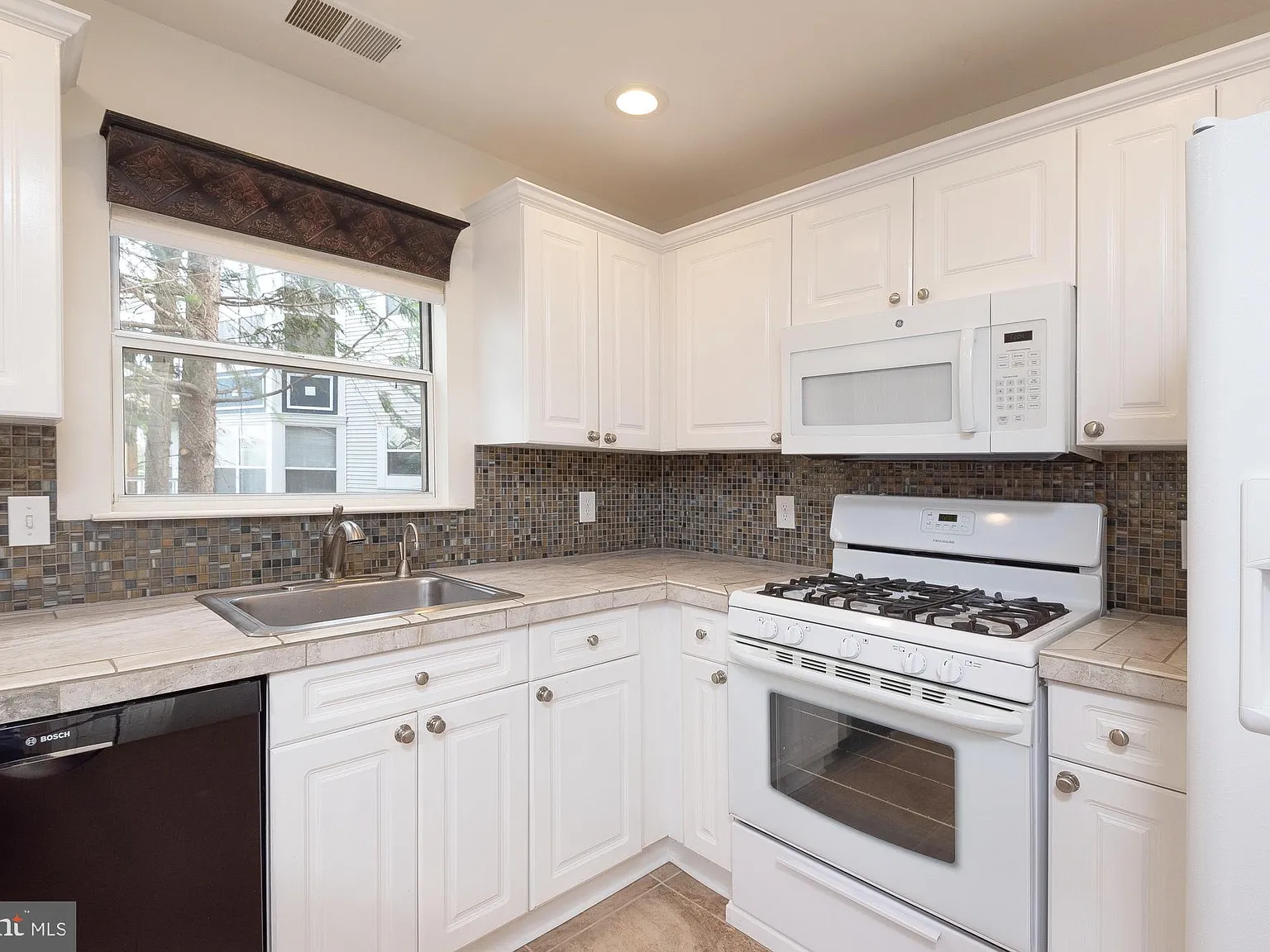Lakeshore Condo — Photo 3