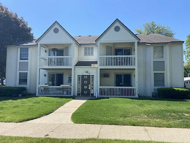 Move In Special! Lovely Grand Haven Condo / 2 Bedrooms And 1 Bathroom — Photo 1