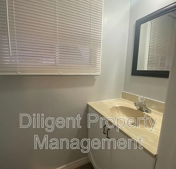 260 Lansdowne St W — Photo 13