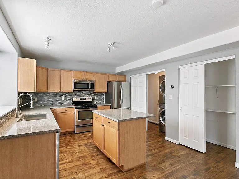 724 E 18th Ave — Photo 5