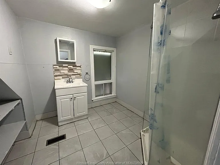 3153 Peter St #UPPER — Photo 9