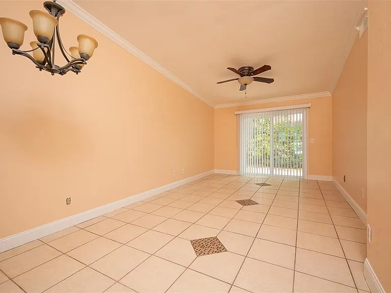 3409 NW 52nd Ter — Photo 5
